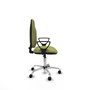 Chaise de bureau Algarra avec mécanisme Contact permanent de base, rembourrée de tissu vert olive. Équipée d'une base chromée, d'accoudoirs fixes et de roulettes autobloquantes