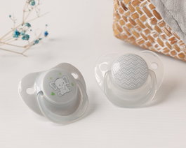 KioKids Lot de 2 Sucettes Orthodontiques Dolci Amici Éléphant Gris pour bébés de 6 mois+, Tétine en Silicone Douce Sans BPA, Stérilisables au Lave-Vaisselle