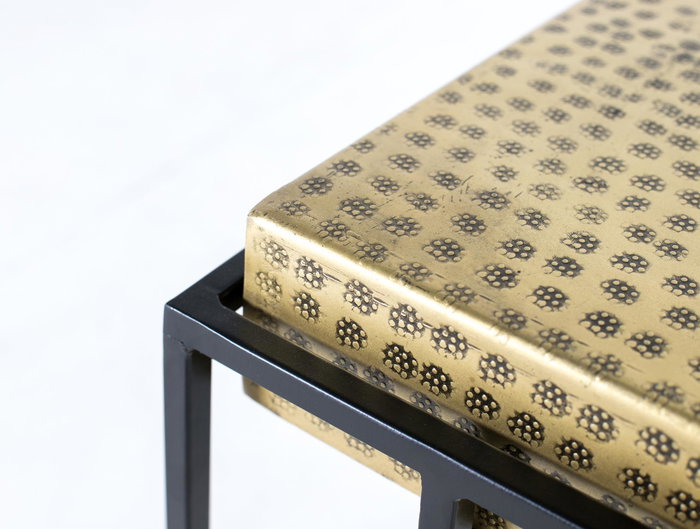 GINER Y COLOMER Table de Chevet Industrielle en Tube d'Acier Carré Noir Mat avec Plateau Doré Vieilli et Motifs Découpés - Doré et Noir