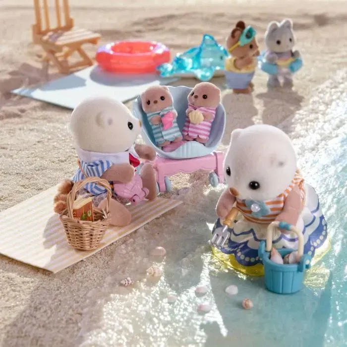 Sylvanian Families 5803 - Famille Loutre de mer - Figurines articulées avec vêtements amovibles, poussette double et sac bandoulière coquillage