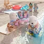 Sylvanian Families 5803 - Famille Loutre de mer - Figurines articulées avec vêtements amovibles, poussette double et sac bandoulière coquillage