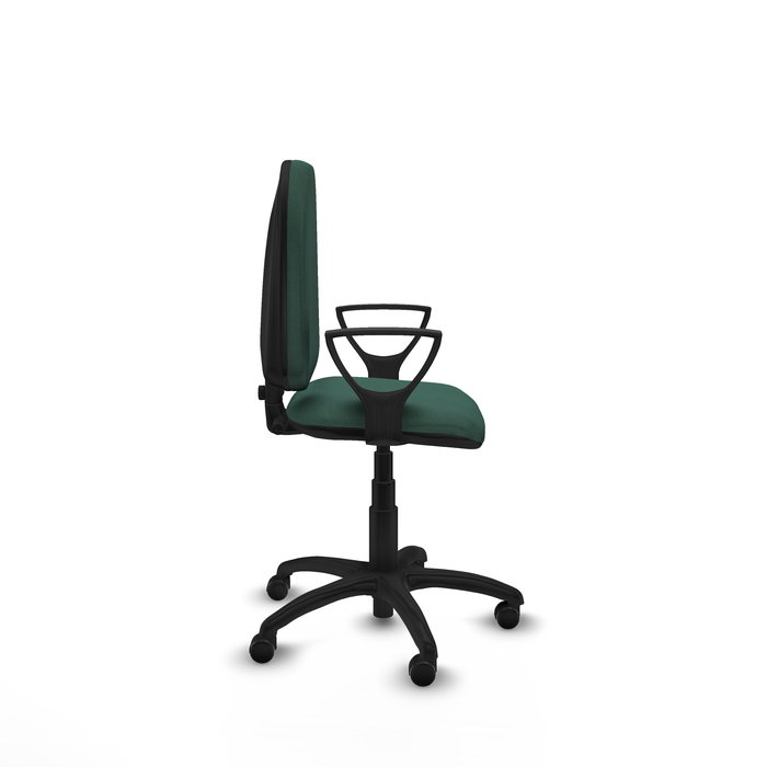 Chaise de bureau Aýna avec mécanisme de contact permanent de base, rembourrée de tissu vert bouteille. Équipée d'une base en polyamide noir, d'accoudoirs fixes et de roulettes pour parquet