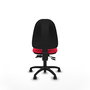 Chaise de bureau Algarra avec mécanisme Asincro, rembourrée de tissu rouge. Équipée d'une base en polyamide noir, sans accoudoirs et de roulettes en nylon de 50 mm.