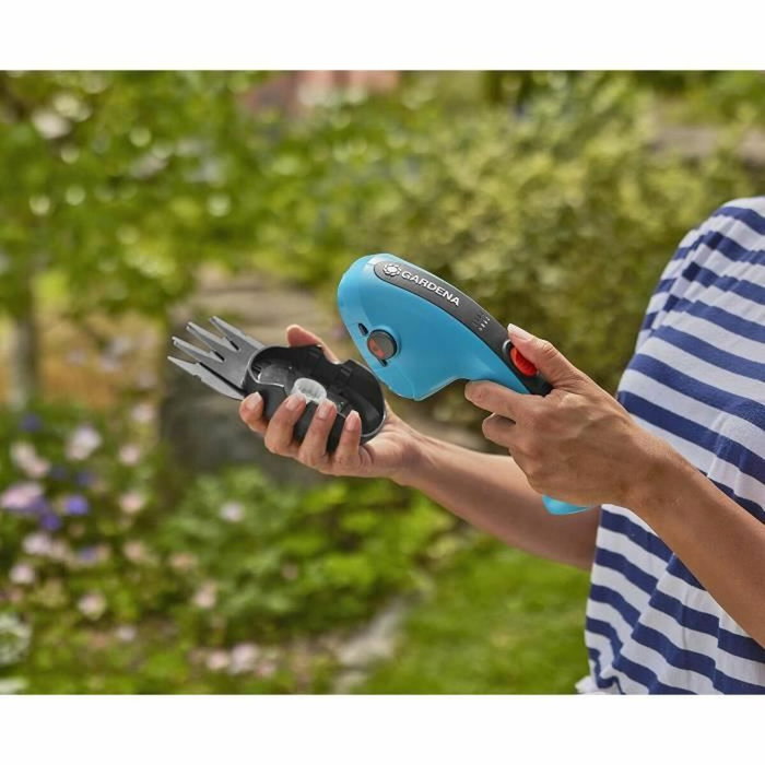 Gardena ClassicCut Li - Cisaille à gazon avec manche télescopique et batterie 3,6V/2,5 Ah Gardena ClassicCut Li - Cisaille à gazon avec manche télescopique et batterie 3,6V/2,5 Ah