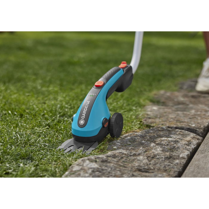 Gardena ClassicCut Li - Cisaille à gazon avec manche télescopique et batterie 3,6V/2,5 Ah Gardena ClassicCut Li - Cisaille à gazon avec manche télescopique et batterie 3,6V/2,5 Ah