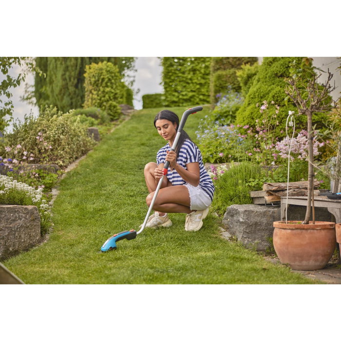 Gardena ClassicCut Li - Cisaille à gazon avec manche télescopique et batterie 3,6V/2,5 Ah Gardena ClassicCut Li - Cisaille à gazon avec manche télescopique et batterie 3,6V/2,5 Ah