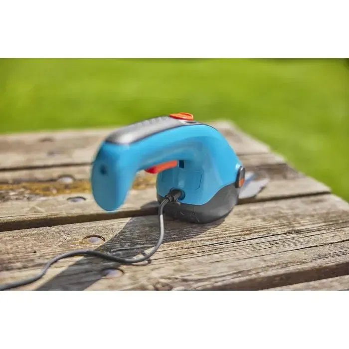 Gardena - Cisaille à gazon ClassicCut Li 3,6V avec manche télescopique et roues - Lame 8 cm - Batterie 2,5 Ah incluse Gardena - Cisaille à gazon ClassicCut Li 3,6V avec manche télescopique et roues - Lame 8 cm - Batterie 2,5 Ah incluse