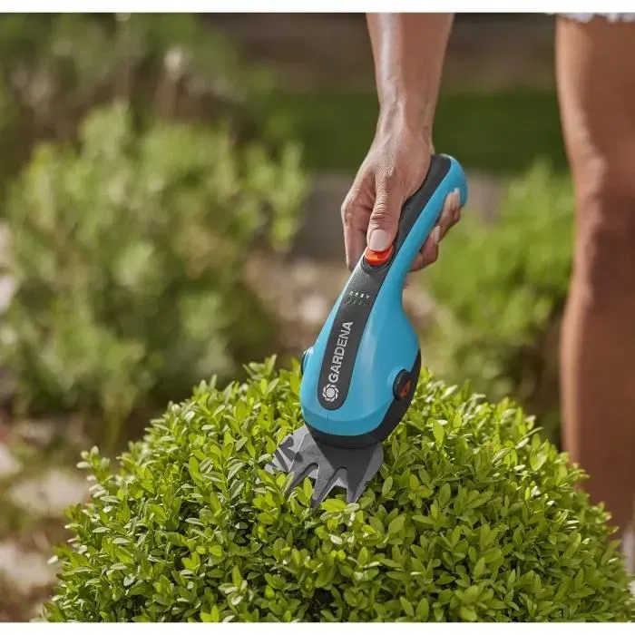 Gardena - Cisaille à gazon ClassicCut Li 3,6V avec manche télescopique et roues - Lame 8 cm - Batterie 2,5 Ah incluse Gardena - Cisaille à gazon ClassicCut Li 3,6V avec manche télescopique et roues - Lame 8 cm - Batterie 2,5 Ah incluse