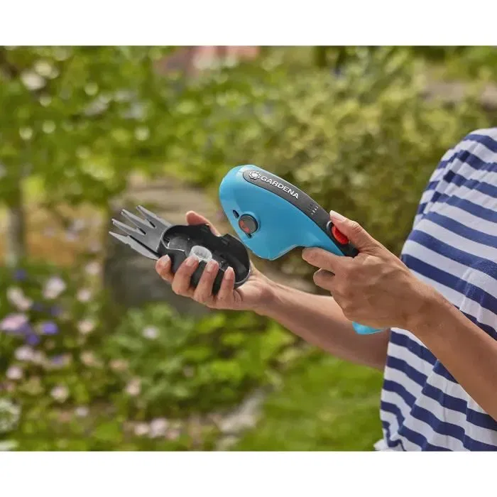 Gardena - Cisaille à gazon ClassicCut Li 3,6V avec manche télescopique et roues - Lame 8 cm - Batterie 2,5 Ah incluse Gardena - Cisaille à gazon ClassicCut Li 3,6V avec manche télescopique et roues - Lame 8 cm - Batterie 2,5 Ah incluse
