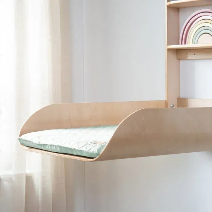 Roba Table à langer murale et rabattable en bois naturel, avec 2 étagères intégrées et matelas PU sans phtalate, conforme EN 12221 - Design minimaliste
