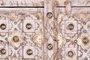 GINER Y COLOMER - Armoire 2 portes en bois de manguier massif couleur ivoire vieilli avec incrustations et boutons en bronze - 180x90x40 cm