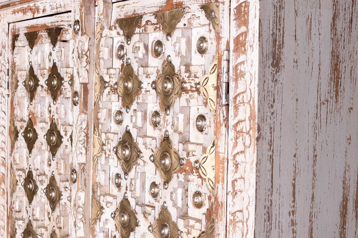 GINER Y COLOMER - Armoire 2 portes en bois de manguier massif couleur ivoire vieilli avec incrustations et boutons en bronze - 180x90x40 cm GINER Y COLOMER - Armoire 2 portes en bois de manguier massif couleur ivoire vieilli avec incrustations et boutons en bronze - 180x90x40 cm