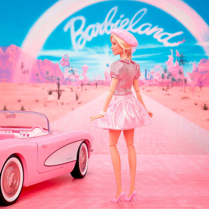 Barbie - Poupée Collector Boina Rosa - Personnage de Margot Robbie dans Barbie The Movie - Ensemble Rose avec Blouse à Volants, Jupe Bouffante et Boina - Référence Jbj53 Mattel Barbie - Poupée Collector Boina Rosa - Personnage de Margot Robbie dans Barbie The Movie - Ensemble Rose avec Blouse à Volants, Jupe Bouffante et Boina - Référence Jbj53 Mattel