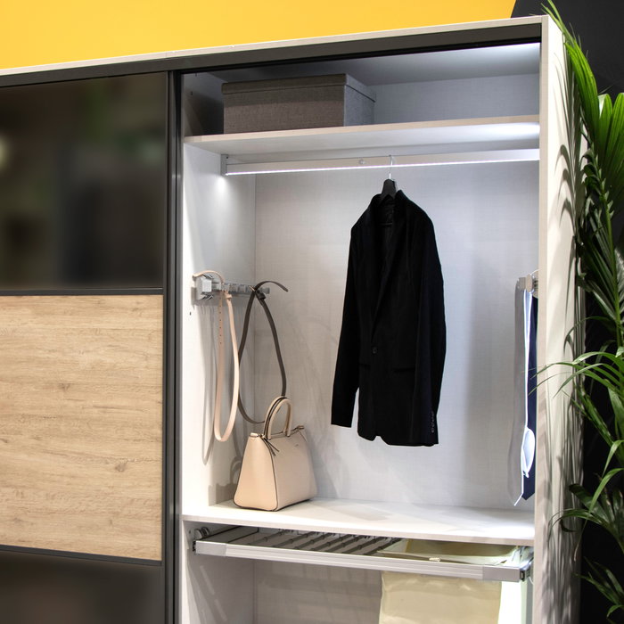 Emuca Porte-ceintures lateral extractible, Anodisé mat, Plastique et Aluminium.