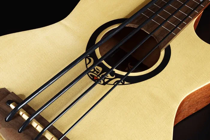 LAG Ukelele Tiki Uku Mini Bass Cutaway Électroacoustique