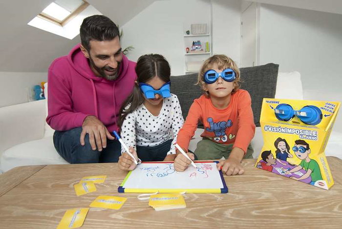 Bizak Jeu Vision Impossible - Ce qui semble facile devient difficile ! - Jeu de société en espagnol - À partir de 8 ans - Contient lunettes, cartes et carnet Bizak Jeu Vision Impossible - Ce qui semble facile devient difficile ! - Jeu de société en espagnol - À partir de 8 ans - Contient lunettes, cartes et carnet