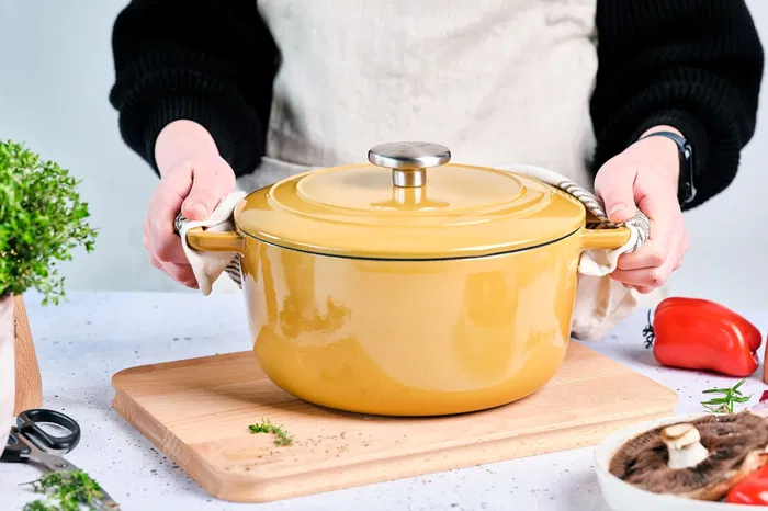 Cosy & Trendy Cocotte Fontestic Fonte émaillée - 24 cm, 4.6 L, Tous feux dont induction, Bleu profond, Avec système droplets, Pour ragoûts et rôtis