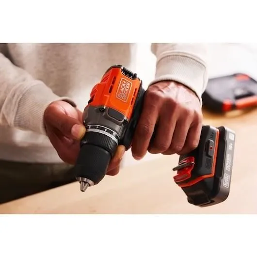 Black + Decker BCD382D2XK-QW - Perceuse-visseuse sans fil 18V avec 2 batteries 2Ah et chargeur - Idéale pour bricolage - Avec mallette de transport