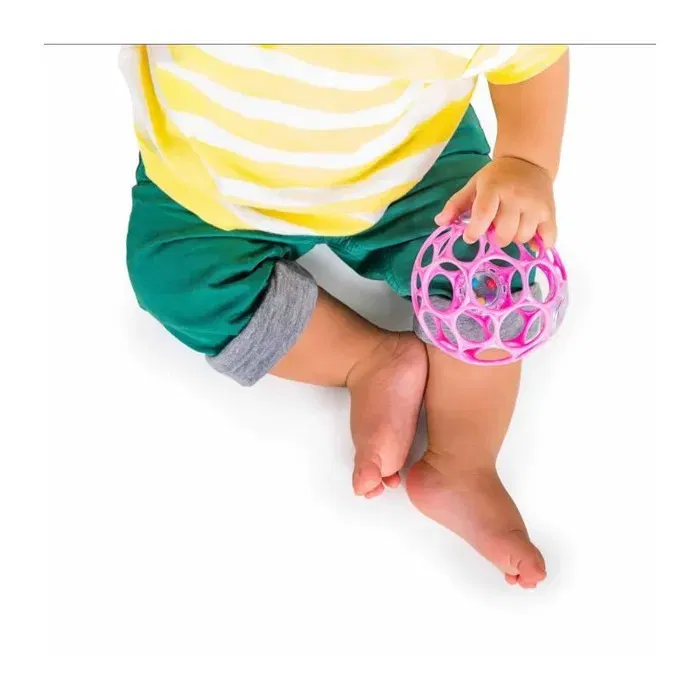 Bright Starts OBALL - Jouet d'éveil et hochet à grelot pour motricité fine avec 28 trous pour les petits doigts