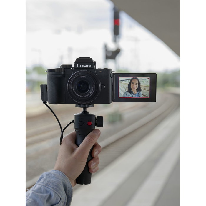 Panasonic Lumix DC-G100D Noir avec objectif H-FS 12-32 et poignée trépied DMW-SHGR2