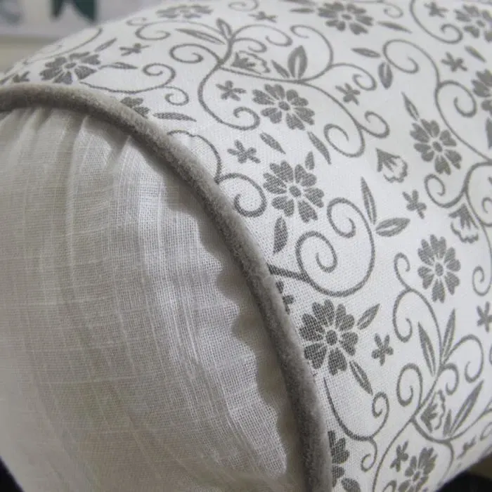 Today Coussin Polochon - Gamme Charme - Imprimé Craie Capucine avec Piping Rond et Pompons - Housse en Coton Déhoussable - 45 x 15 cm