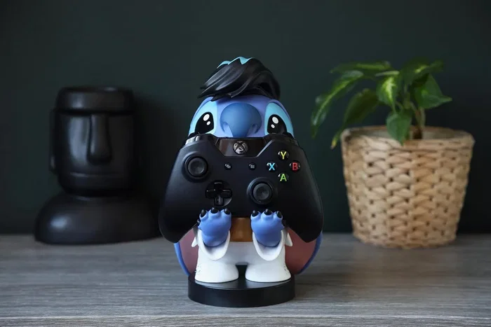 Exquisite Gaming Cable Guys - Figurine Support Disney Stitch Version Elvis - Support universel pour smartphone, manettes (Xbox, PS5, Switch) et accessoires - 20 cm Exquisite Gaming Cable Guys - Figurine Support Disney Stitch Version Elvis - Support universel pour smartphone, manettes (Xbox, PS5, Switch) et accessoires - 20 cm