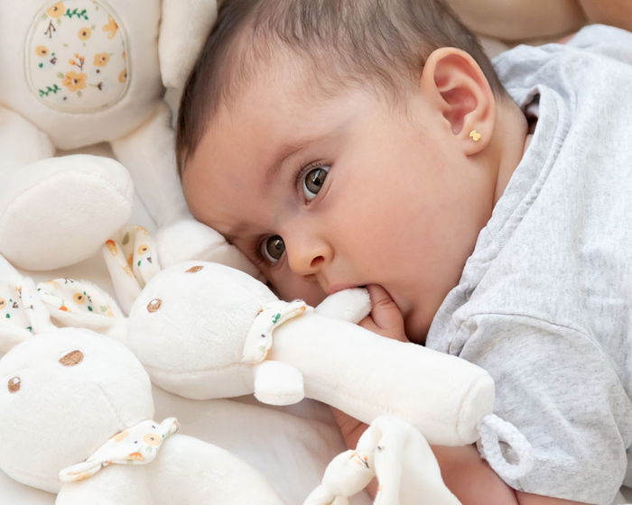 KioKids - Hochet en peluche lapin, doux et stimulant pour bébés 0+, développement sensoriel, blanc, 18 cm