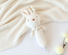 KioKids - Hochet en peluche lapin, doux et stimulant pour bébés 0+, développement sensoriel, blanc, 18 cm