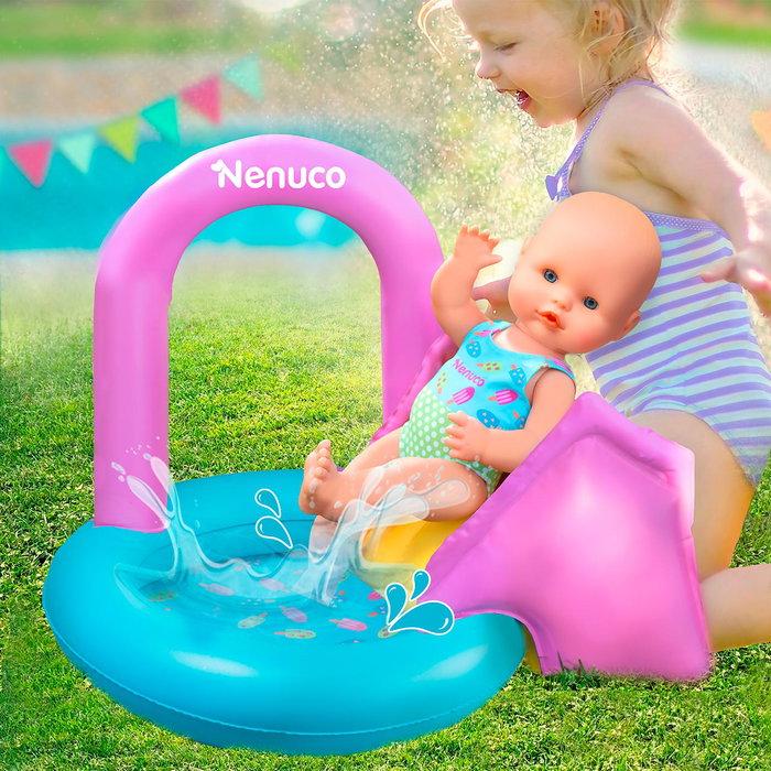 Nenuco - Poupée Fiesta en la Piscina Nfnb5000 avec Piscine et Toboggan - Jouet de Bain pour Enfant - Version Multilingue (Français, Espagnol, Anglais, Italien, Portugais)