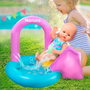 Nenuco - Poupée Fiesta en la Piscina Nfnb5000 avec Piscine et Toboggan - Jouet de Bain pour Enfant - Version Multilingue (Français, Espagnol, Anglais, Italien, Portugais)