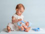 Berjuan Bébé Pipi - Poupée bébé de 30 cm avec tenue rose et accessoires - Produit en espagnol