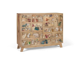GINER Y COLOMER - Commode en bois de manguier naturel, 13 tiroirs et 1 porte avec décors d'animaux en relief peints à la main, pattes robustes