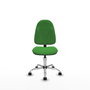 Chaise de bureau Algarra avec mécanisme de contact permanent de base, recouverte de tissu vert. Équipée d'une base chromée, sans accoudoirs et de roulettes en nylon de 50 mm