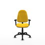 Chaise de bureau Algarra avec mécanisme de contact permanent de base, rembourrée en simili cuir jaune. Équipée d'une base en polyamide noir, d'accoudoirs 2D et de roulettes pour parquet.