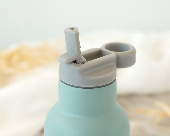 KioKids - Bouteille Isotherme pour Bébé 350 ml en Acier Inoxydable, Vert Sauge, Maintient Chaud 6h Froid 9h, avec Paille - Collection Little Sauvages