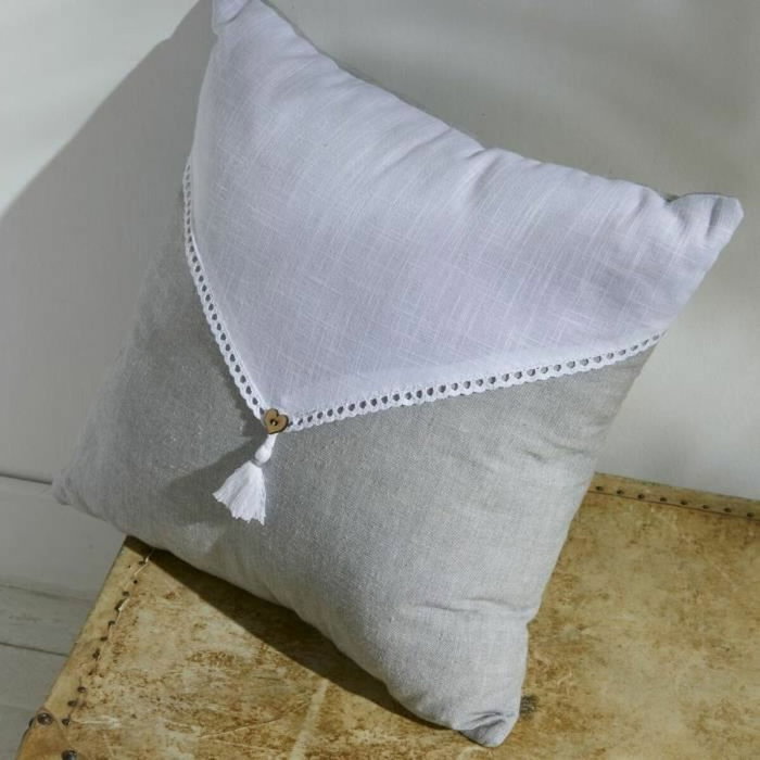 Today Coussin Charme Slub x Chambray avec pompons Capucine 40 x 40 cm Today Coussin Charme Slub x Chambray avec pompons Capucine 40 x 40 cm
