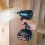 Makita DTD153RTJ Clé à choc sans fil avec 2 batteries 5,0 Ah et chargeur rapide