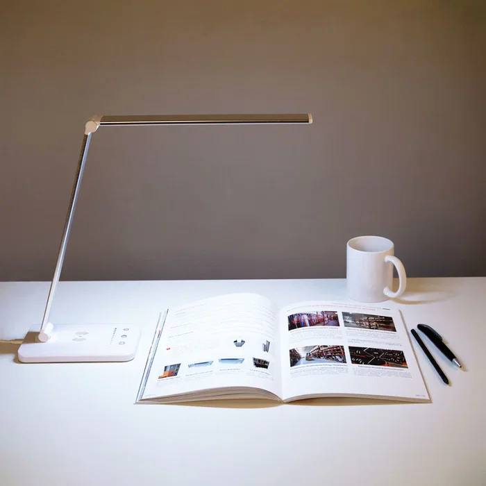 Lampe de Bureau LED avec Chargeur Sans Fil 6W 420Lm CCT Réglable 10 Niveaux Lumière USB Lampe de Bureau LED avec Chargeur Sans Fil 6W 420Lm CCT Réglable 10 Niveaux Lumière USB