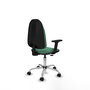 Chaise de bureau Algarra avec mécanisme de contact permanent de base, rembourrée de tissu vert émeraude. Équipée d'une base chromée, d'accoudoirs 2D et de roulettes en nylon de 50 mm.