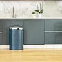 Majestic Kitchen Move - Poubelle de cuisine automatique 58 L, ouverture mains libres, inox gris mat avec cerclage - Fonctionne sur piles
