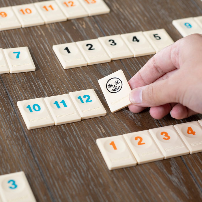 Bizak Rummikub Original 64550400 - Jeu de société familial avec nombres, pour 2 à 4 joueurs, à partir de 6 ans