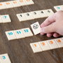 Bizak Rummikub Original 64550400 - Jeu de société familial avec nombres, pour 2 à 4 joueurs, à partir de 6 ans