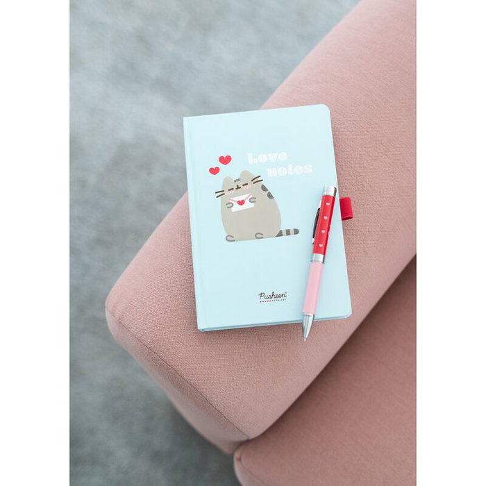 ERIK - Carnet A5 premium 96 pages Pusheen Purrfect Love avec couverture rigide, élastique et stylo projecteur ERIK - Carnet A5 premium 96 pages Pusheen Purrfect Love avec couverture rigide, élastique et stylo projecteur