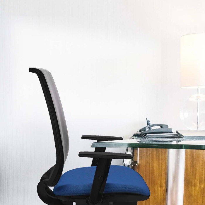 Chaise Alares Synchro 5 positions tissu Bleu clair Maille Noir Base en nylon noir Accoudoir 1D Sans appui-tête Roulettes 65mm nylon