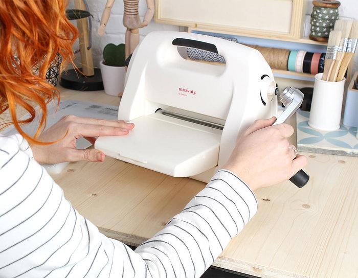 Misskuty Machine de découpe et d'embossage M avec ouverture de 15 cm