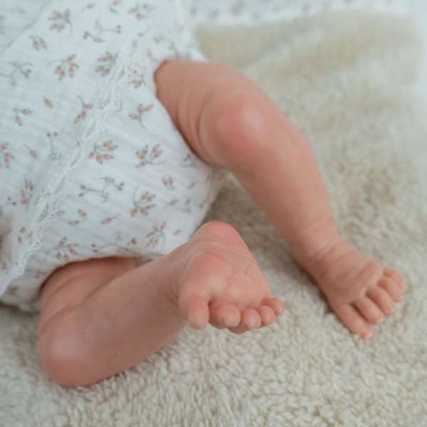 Muñecas Arias Arias Isabella - Poupée reborn 40 cm couleur beige avec coussin - Boîte en espagnol