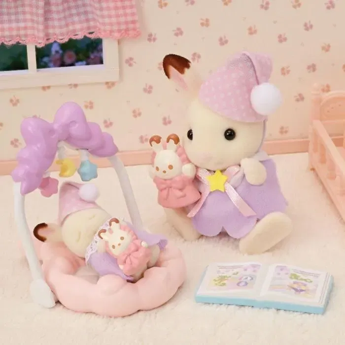 Sylvanian Families Figurine Set Coucher des Sœurs Lapin Chocolat 5806 - Bébé et Soeur avec Accessoires de Nuit