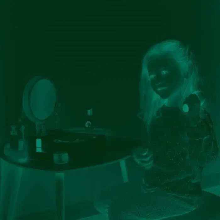 Smoby - My Beauty Studio - Coiffeuse Enfant avec Miroir Amovible, Étagères Rotatives et 15 Accessoires de Maquillage Factice - Jouet en Matière Recyclée - Dès 3 Ans