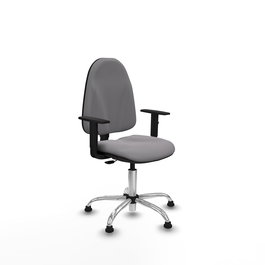 Chaise de bureau Algarra avec mécanisme de contact permanent de base, revêtue de simili cuir gris. Équipée d'une base chromée, d'accoudoirs 1D et de butées.