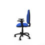 Chaise de bureau Algarra avec mécanisme de contact permanent de base, recouverte de tissu bleu. Équipée d'une base en polyamide noir, d'accoudoirs 2D et de roulettes pour parquet